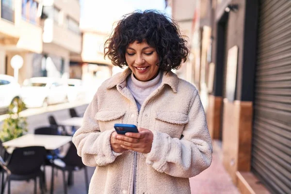 Young Beautiful Hispanic Woman Smiling Confident Using Smartphone Coffee Shop — Stock Photo, Image