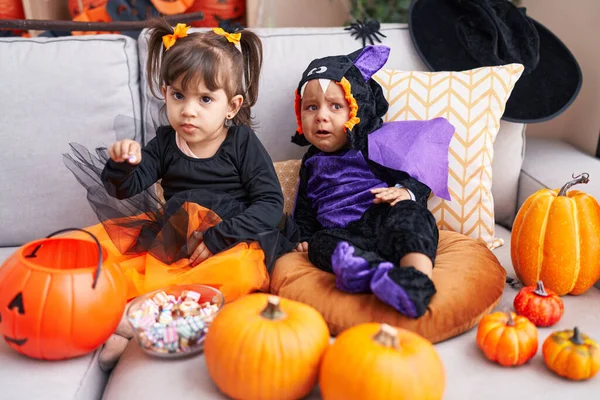Uroczy Chłopiec Dziewczyna Mając Halloween Party Trzymając Cukierki Domu — Zdjęcie stockowe