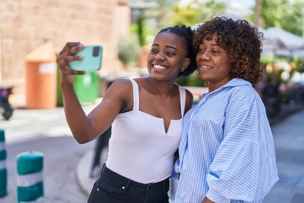 Αφρικανικές Αμερικανίδες Μητέρα Και Κόρη Κάνουν Selfie Από Smartphone Στο — Φωτογραφία Αρχείου