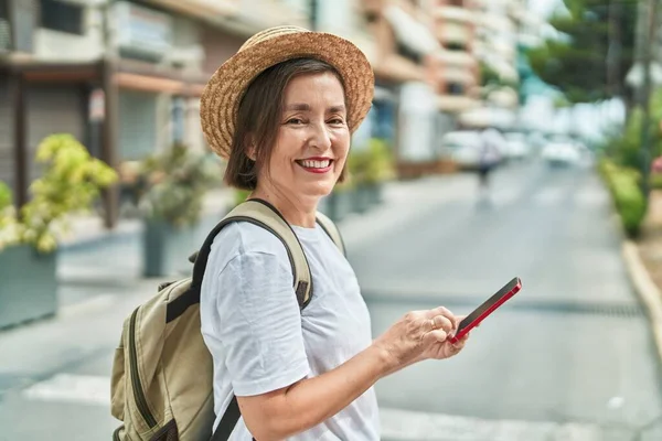 Жінка Середнього Віку Турист Посміхається Впевнено Використовуючи Смартфон Вулиці — стокове фото