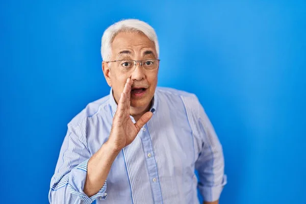 Homem Sênior Hispânico Usando Óculos Mão Boca Dizendo Rumor Secreto — Fotografia de Stock
