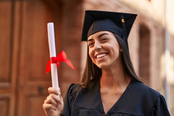Young Hispanic Woman Wearing Graduated Uniform Holding Diploma University — Foto Stock