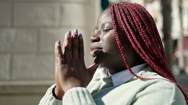 Африканская Женщина Плетеными Волосами Молится Закрытыми Глазами Улице — стоковое фото