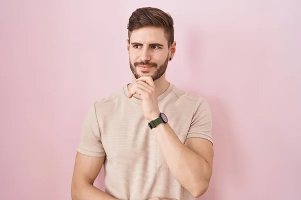 Hispanic Man Beard Standing Pink Background Hand Chin Thinking Question — Stock Photo, Image