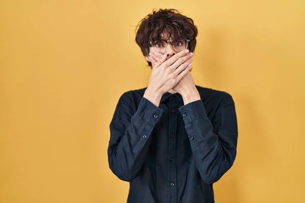 Junger Mann Mit Brille Vor Gelbem Hintergrund Schockiert Als Fälschlicherweise — Stockfoto