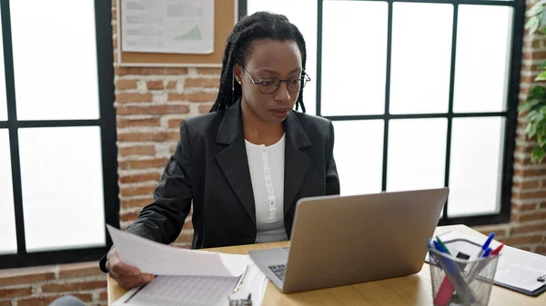Afroamerykanka Kobieta Biznes Pracownik Pomocą Laptopa Czytania Dokumentu Biurze — Zdjęcie stockowe
