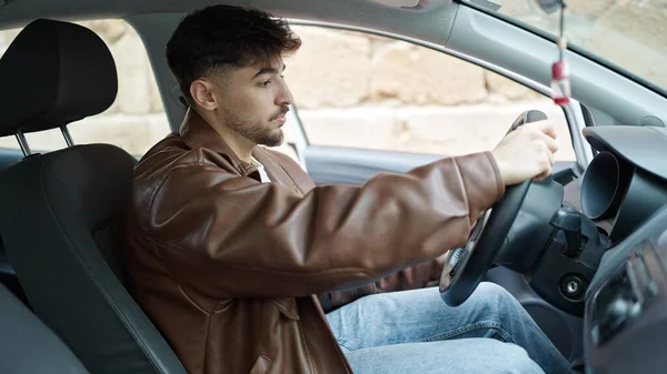 若いアラブ人の男が通りで車を運転 — ストック写真