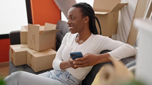 Αφροαμερικανή Γυναίκα Που Χρησιμοποιεί Smartphone Κάθεται Στον Καναπέ Στο Νέο — Φωτογραφία Αρχείου