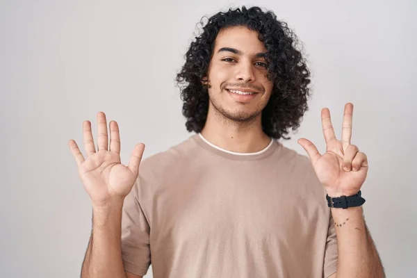Латиноамериканец Вьющимися Волосами Стоит Белом Фоне Показывает Пальцами Номер Восемь — стоковое фото