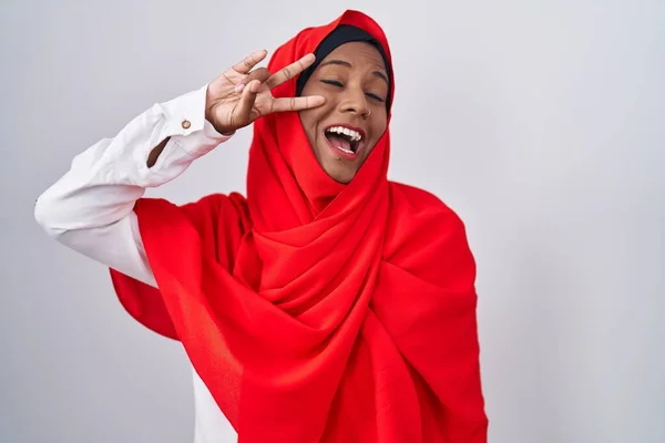 Ung Arabiska Kvinna Bär Traditionell Islamisk Hijab Halsduk Gör Fred — Stockfoto
