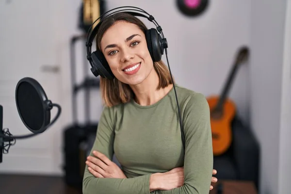 Güzel Spanyol Kadın Müzisyen Gülümsüyor Kollarını Kavuşturup Müzik Stüdyosunda Jest — Stok fotoğraf