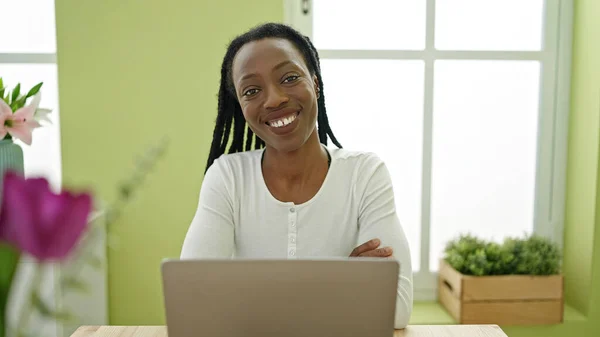 Afroamerykanka Pomocą Laptopa Siedzi Stole Domu — Zdjęcie stockowe