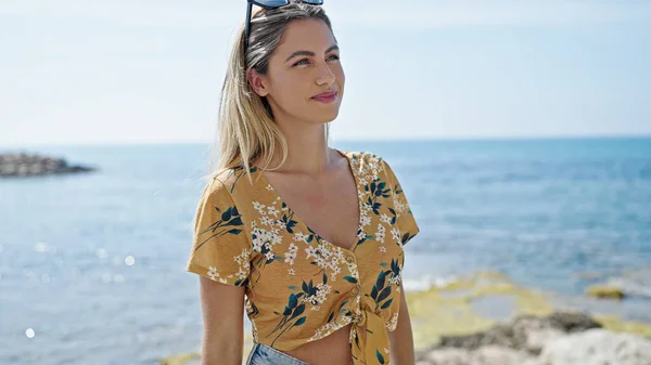 Young Blonde Woman Smiling Confident Standing Seaside —  Fotos de Stock