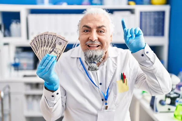 Мужчина Средних Лет Седыми Волосами Работающий Научной Лаборатории Держит Деньги — стоковое фото
