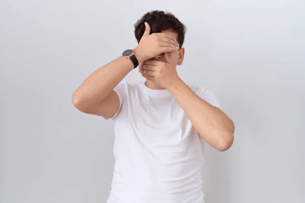 Jovem Homem Não Binário Vestindo Casual Shirt Branca Cobrindo Olhos — Fotografia de Stock