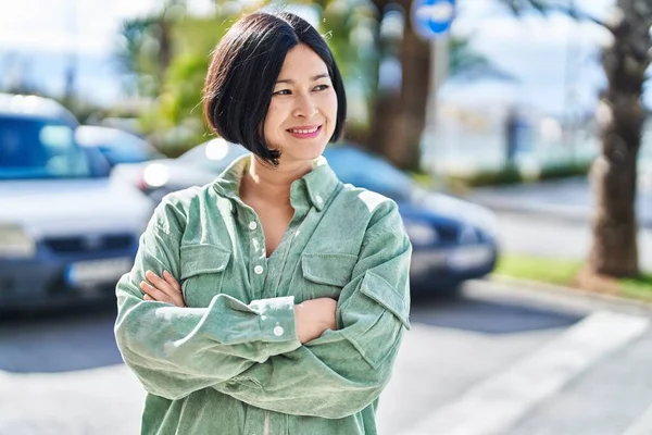 Young Chinese Woman Smiling Confident Standing Arms Crossed Gesture Street — Foto Stock