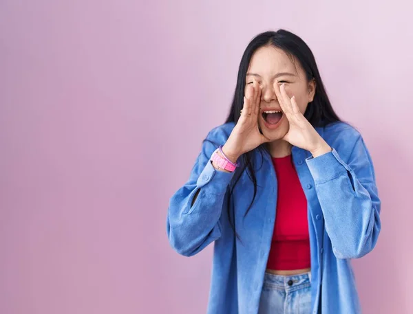 Jonge Aziatische Vrouw Staan Roze Achtergrond Schreeuwen Boos Hardop Met — Stockfoto