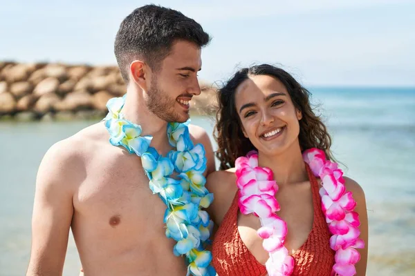Jeune Couple Hispanique Touristes Vêtus Lei Hawaïen Câlinant Bord Mer — Photo