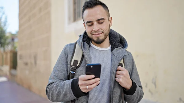 Hombre Hispano Usando Smartphone Sonriendo Calle —  Fotos de Stock
