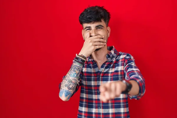 Kırmızı Arka Planda Duran Sakallı Genç Spanyol Adam Sana Gülüyor — Stok fotoğraf