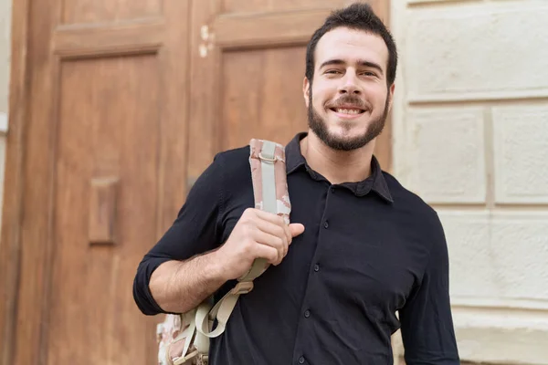 Νεαρός Ισπανός Χαμογελάει Αυτοπεποίθηση Φορώντας Σακίδιο Στο Δρόμο — Φωτογραφία Αρχείου
