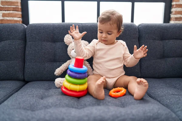 Entzückendes Hispanisches Baby Das Mit Reifen Spielt Und Hause Auf — Stockfoto