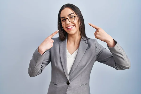 Mujer Negocios Hispana Con Gafas Sonriendo Alegre Mostrando Señalando Con — Foto de Stock