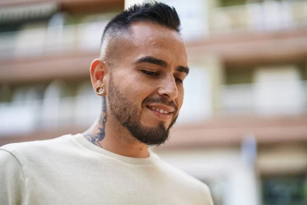 Joven Hombre Hispano Sonriendo Confiado Señalando Con Los Dedos Calle — Foto de Stock