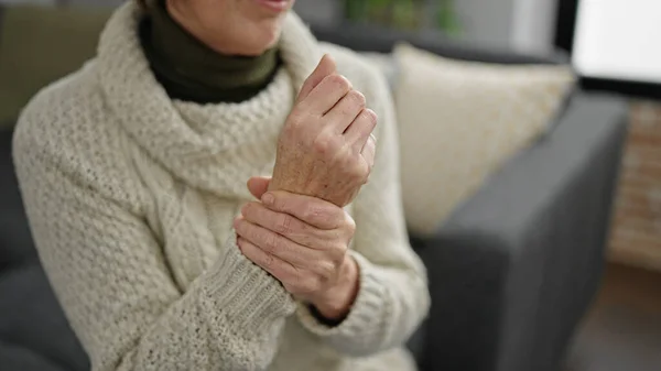 Mature Hispanic Woman Wrist Pain Home — Stock Photo, Image