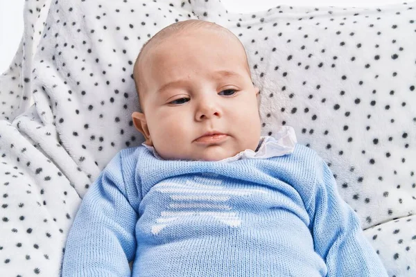 Adorable Bebé Relajado Acostado Sofá Sobre Fondo Blanco Aislado —  Fotos de Stock