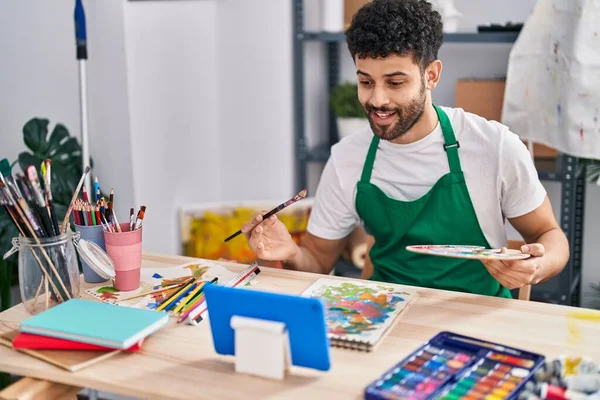 年轻的阿拉伯男子艺术家在艺术工作室上在线绘画课 — 图库照片