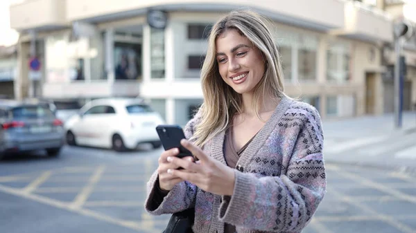 Νεαρή Ξανθιά Γυναίκα Χαμογελά Αυτοπεποίθηση Χρησιμοποιώντας Smartphone Στο Δρόμο — Φωτογραφία Αρχείου
