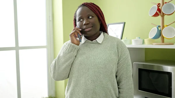 Африканская Женщина Плетеными Волосами Говорит Телефону Столовой — стоковое фото