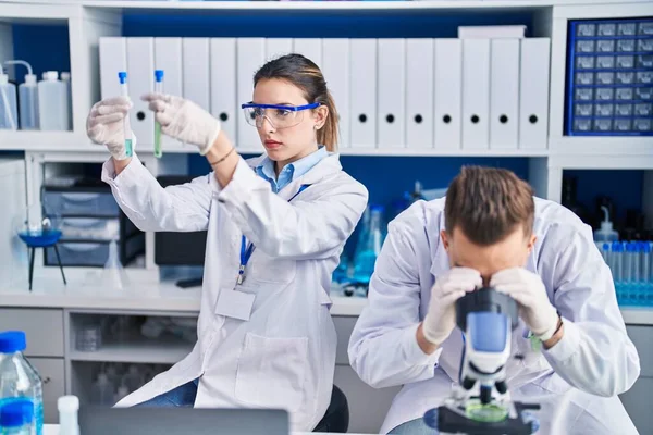 Cientistas Homens Mulheres Usando Tubos Ensaio Microscopia Laboratório — Fotografia de Stock