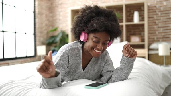 Afrikaans Amerikaanse Vrouw Dansen Luisteren Naar Muziek Liggend Bed Slaapkamer — Stockfoto