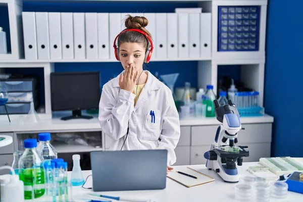 Дівчинка Підліток Працює Лабораторії Вченого Прикриваючи Рот Рукою Шокована Боїться — стокове фото