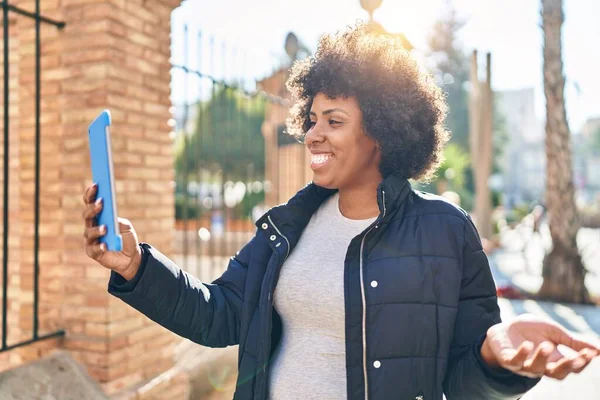 Африканська Американка Усміхається Упевненістю Має Відеодзвінок Вулиці — стокове фото