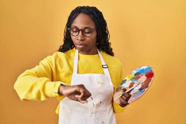 Afrikansk Kvinna Håller Målare Palett Kontrollera Tiden Handleden Klocka Avslappnad — Stockfoto