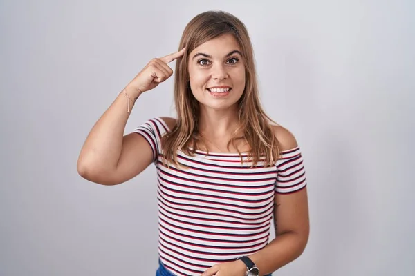 Mujer Hispana Joven Pie Sobre Fondo Aislado Sonriendo Señalando Cabeza — Foto de Stock