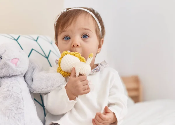 Liebenswert Kaukasisch Baby Sitting Auf Bett Bitting Puppe Bei Schlafzimmer — Stockfoto