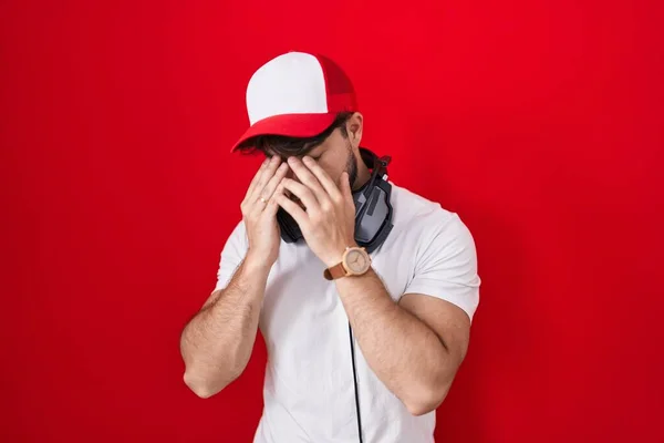 Ισπανόφωνος Άνδρας Γενειάδα Φορώντας Gamer Καπέλο Και Ακουστικά Λυπητερή Έκφραση — Φωτογραφία Αρχείου