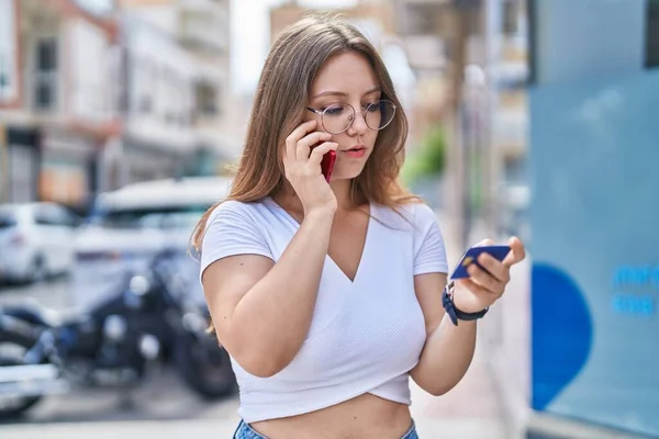 Sarışın Bir Kadın Sokakta Elinde Kartla Akıllı Telefon Ile Konuşuyor — Stok fotoğraf