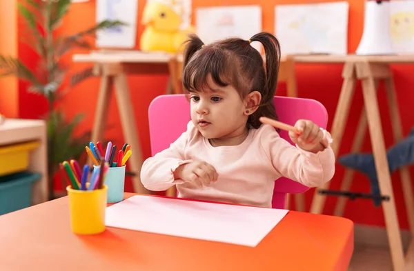 Симпатичная Латиноамериканка Сидящая Столом Рисующая Бумаге Детском Саду — стоковое фото