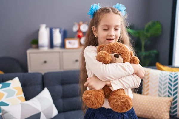 Adorável Caucasiano Menina Sorrindo Confiante Abraçando Ursinho Pelúcia Casa — Fotografia de Stock