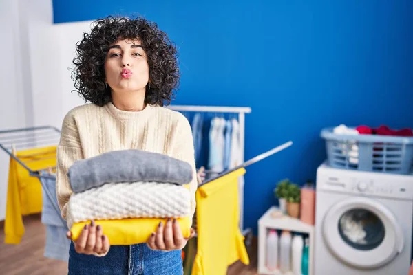 Young Brunette Woman Curly Hair Holding Clean Laundry Looking Camera — Stock Photo, Image