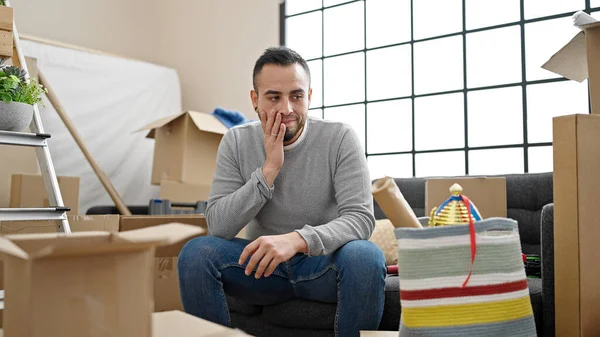 Homem Hispânico Sentado Sofá Pensando Cansado Nova Casa — Fotografia de Stock