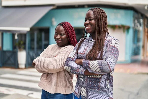 Африканские Американские Подруги Улыбаются Уверенно Стоя Скрещенными Руками Улице — стоковое фото