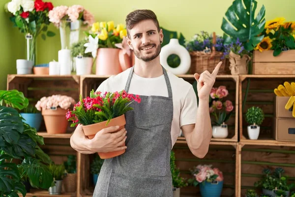 Çiçekçide Çalışan Sakallı Spanyol Bir Adam Elinde Çiçekle Mutlu Bir — Stok fotoğraf