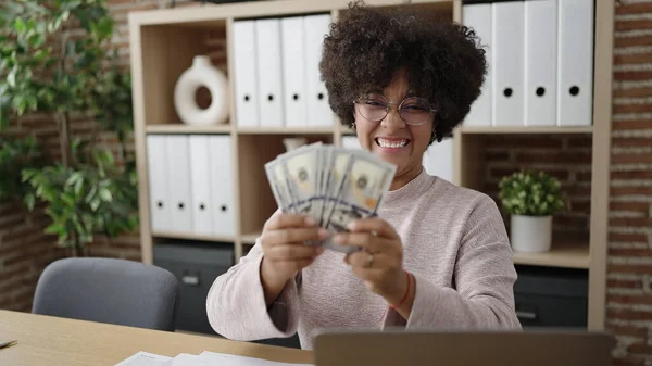 Νεαρή Αφροαμερικάνα Επιχειρηματίας Χρησιμοποιώντας Φορητό Υπολογιστή Μετρώντας Δολάρια Στο Γραφείο — Φωτογραφία Αρχείου