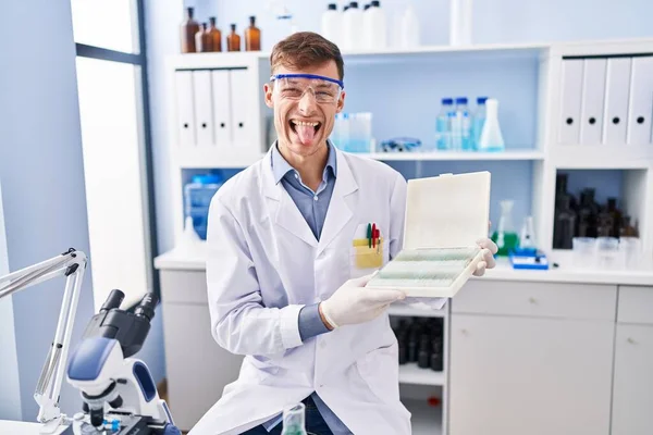 Vit Man Som Arbetar Forskare Laboratorium Sticker Tungan Glad Med — Stockfoto